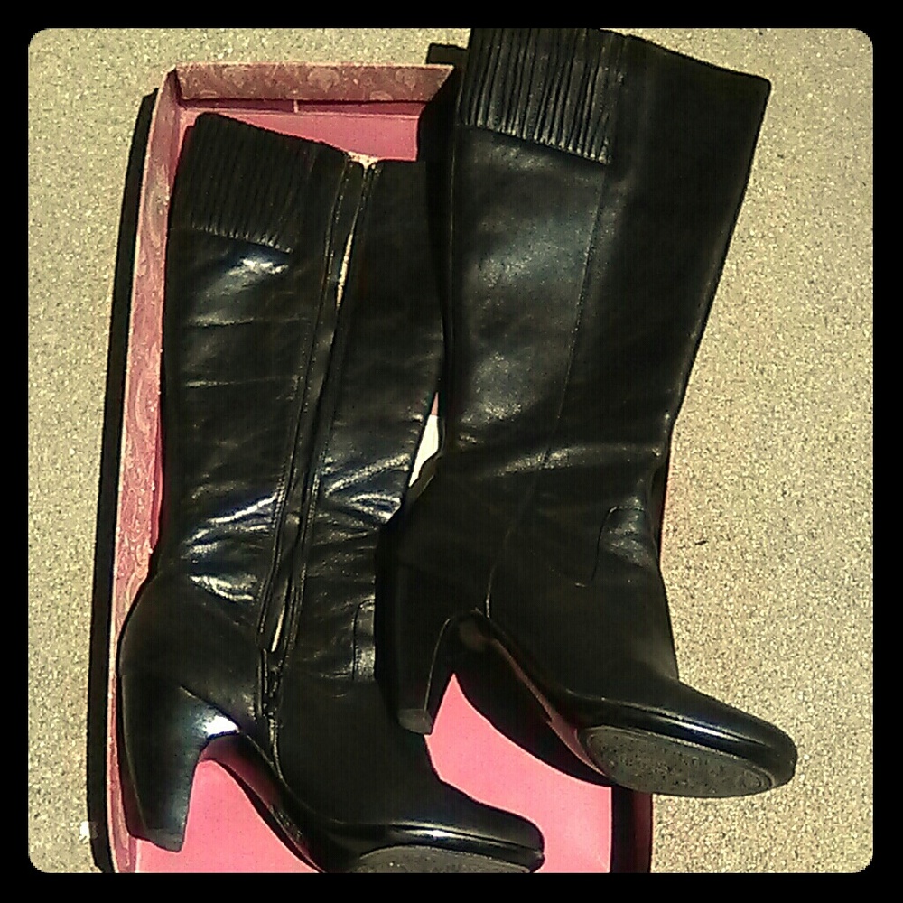 7.5 Flora Sofft boots